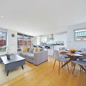 Apartment 2 Bed Executive Penthouse Near Liverpool Street Free Wifi By City Aparts, London